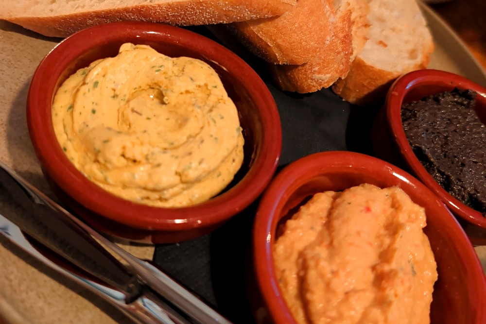 Broodplankje met kruidenboter en tapenade